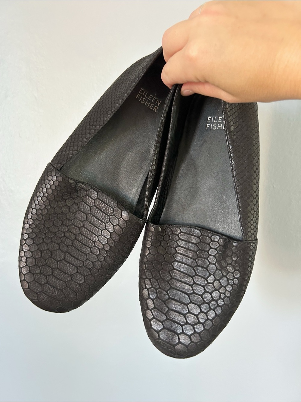 Eileen Fisher black reptile embossed Leather flats 8